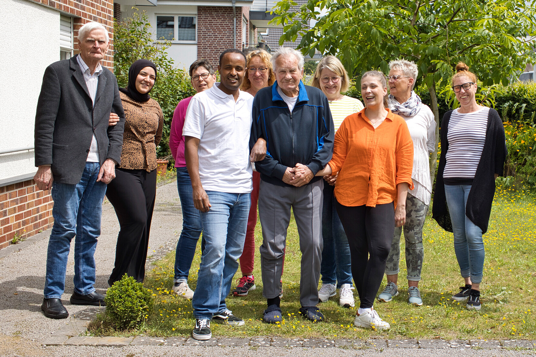 Bewohner:innen und Mitarbeitende der Wohngruppe Am Strothweg in Verl